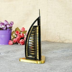 Lugger Dubai Statue