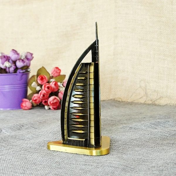 Lugger Dubai Statue